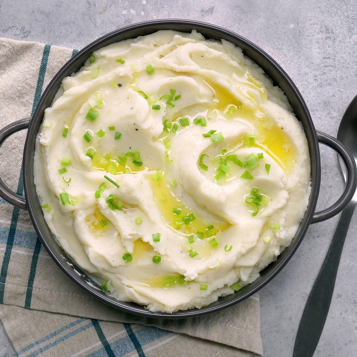 Easy Creamy Mashed Potatoes Exps Tohvp24 191826 Mf 07 03 1