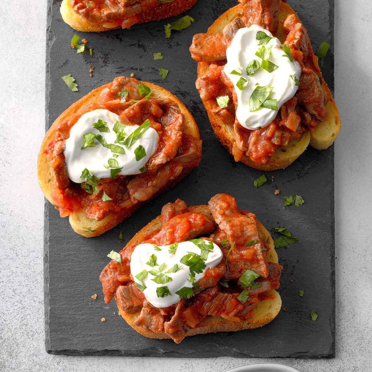 Salsa Steak Garlic Toasts